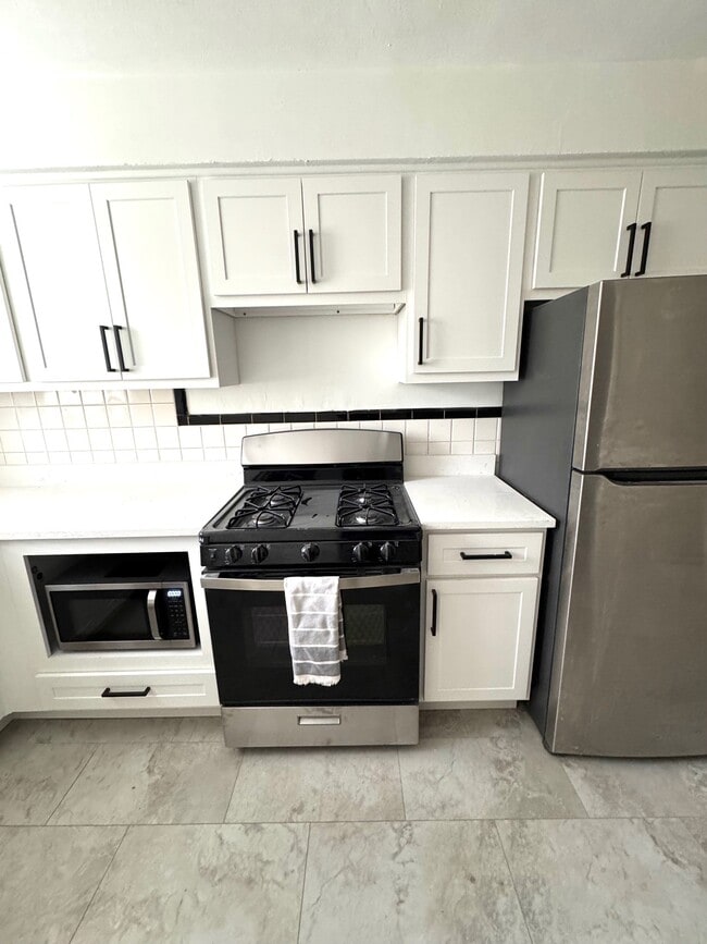 Granite countertops - 612 S Hanley Rd Unit 2S
