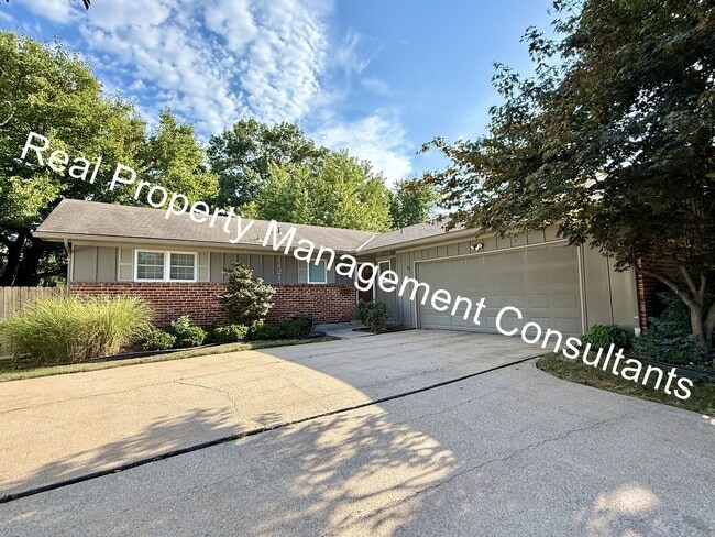 Building Photo - 3 bed 2.5 bath Private Oasis Rental