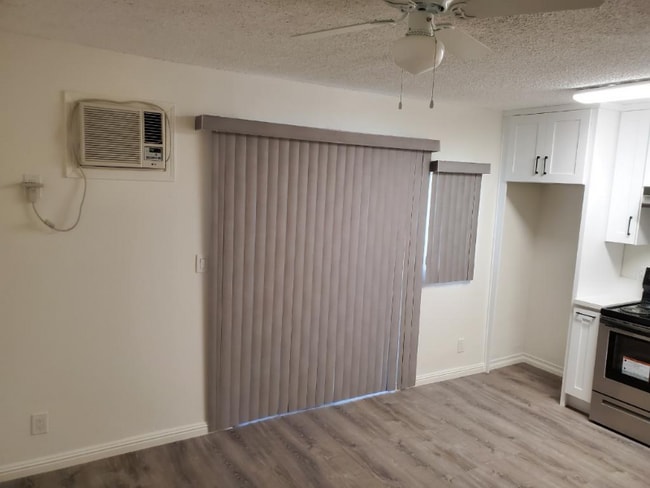 Photo - 13059 Oxnard St Unidad 106