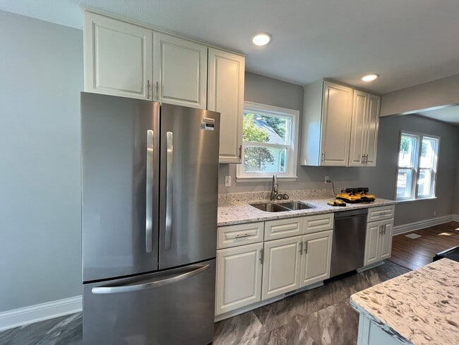 Photo - 7431 Langly Ave S