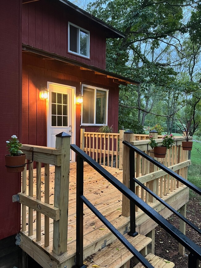 Photo - 10106 Roseland Ridge Rd Unidad Private cabin studio