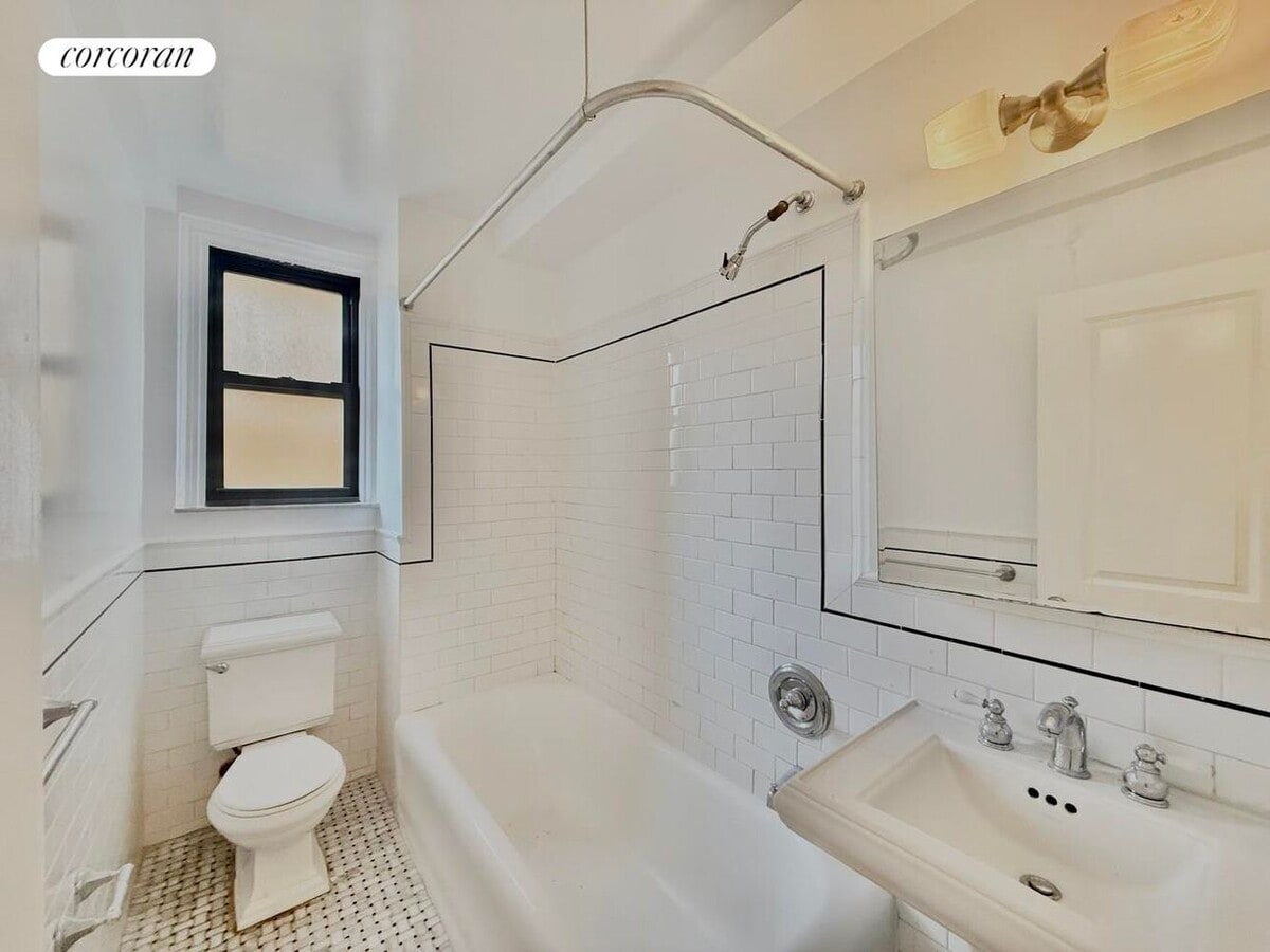 Photo - 210 E 68th St