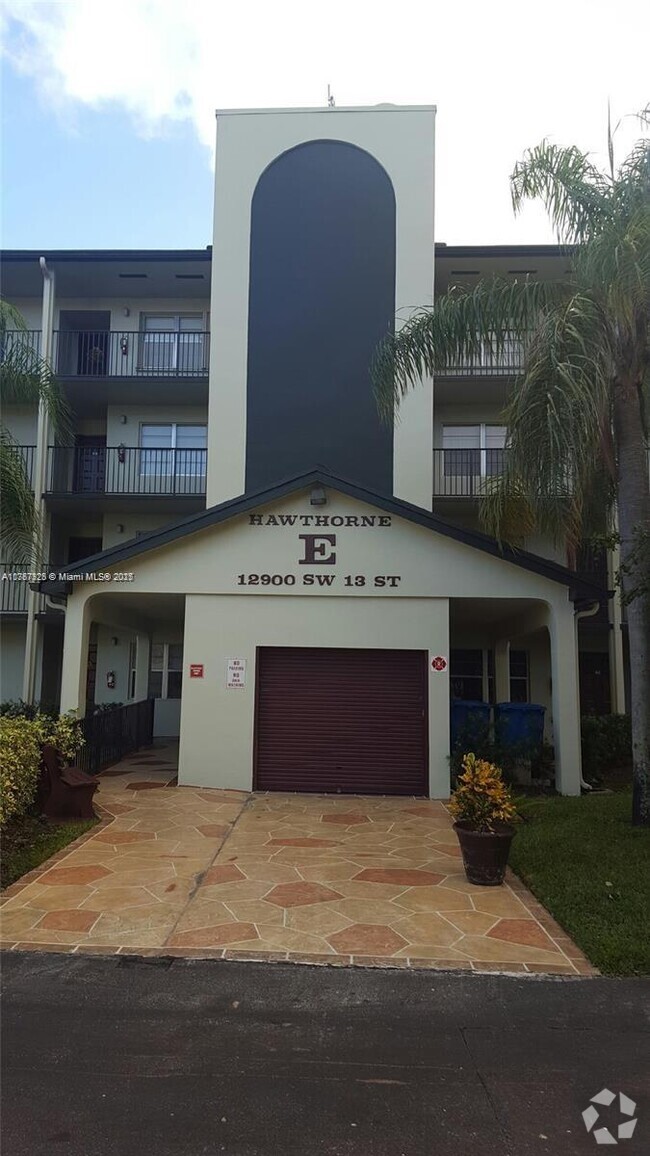 Building Photo - 12900 SW 13th St Unit 408E Rental