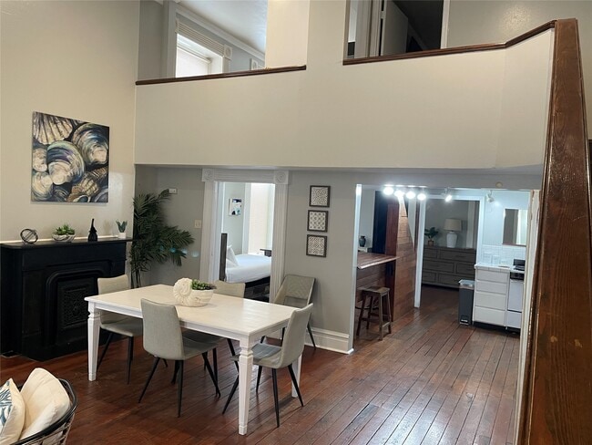 Building Photo - 2118 The Strand Unit 204