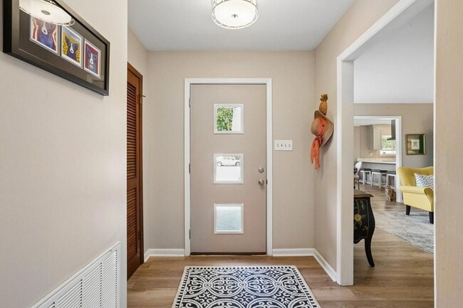 Photo - 102 N Dabney Dr