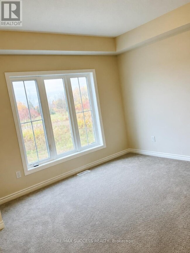 Photo - 677 Park Rd N