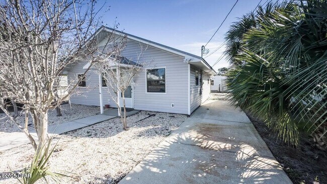 Photo - 247 Poinsettia Dr