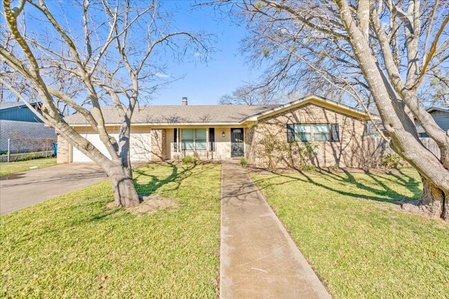 3/3 with 2 living areas in Midway ISD - 3/3 with 2 living areas in Midway ISD House