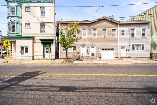 Building Photo - 687 Summit Ave Unit 1 Rental
