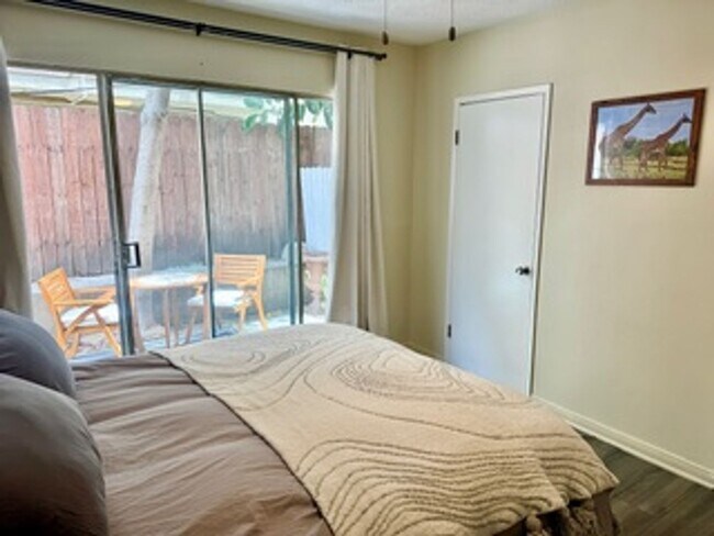 Photo - 8207 De Longpre Ave Unidad 6