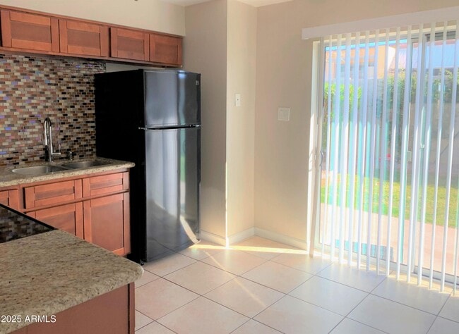 Photo - 3646 E Montecito Ave Unidad 3