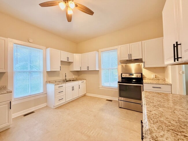 Photo - 215 College St