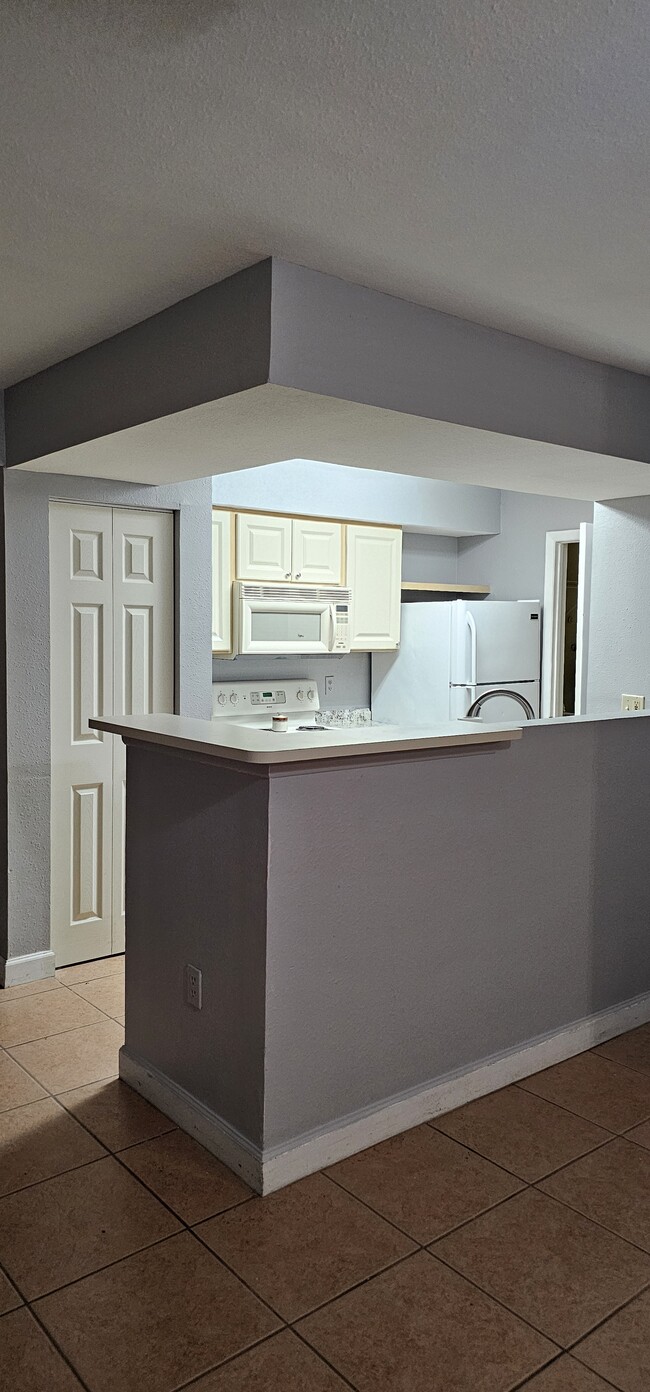 Building Photo - 3004 Parkway Blvd Unit 112