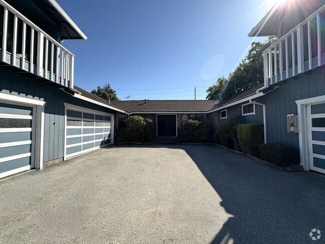 Building Photo - Spacious 3BD/2BA Redwood City Home | Two L...