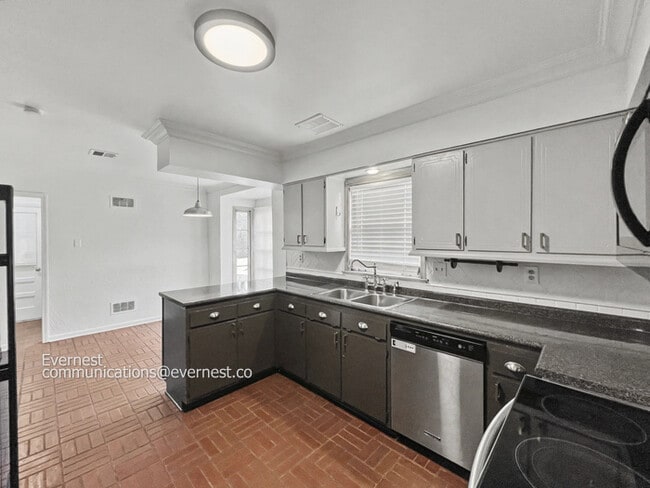 Building Photo - Beautiful 4-Bedroom Home with Modern Amenities / Pet-Friendly / Available Now!