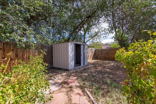Building Photo - Cute Centrally Located Single Family Home ...