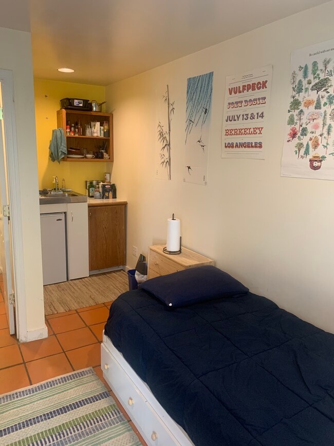 Photo - 1229 Oxford St Unit studio