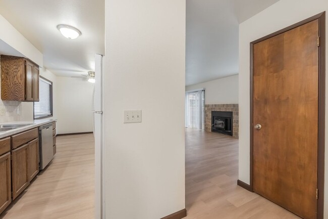 Photo - 2 bed 1 bath New Floors, New Paint
