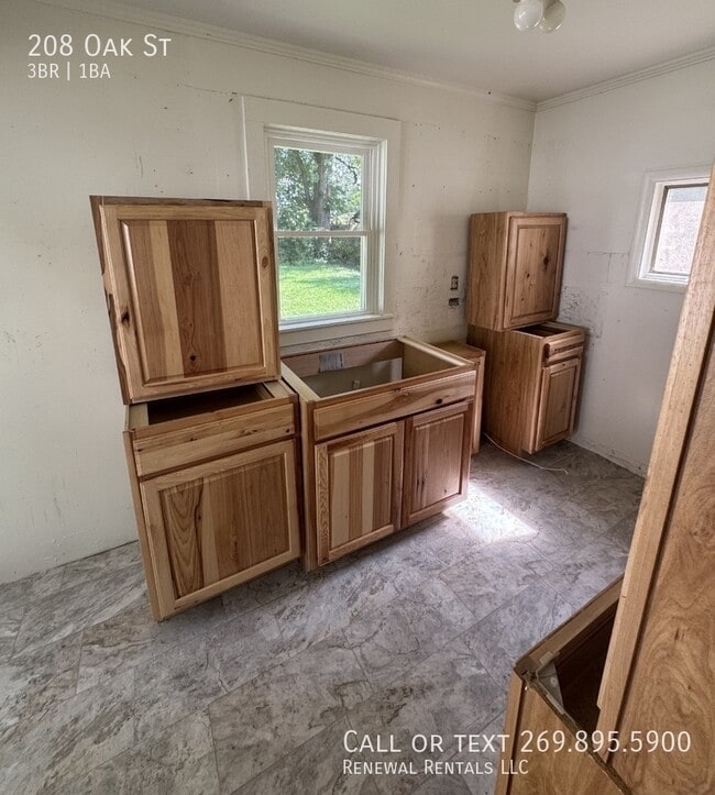 Photo - 208 Oak St