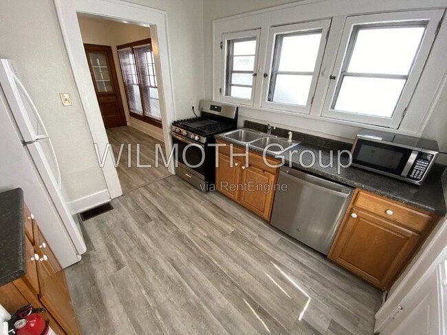 Photo - 537 E 11th St Unit Apartment 2