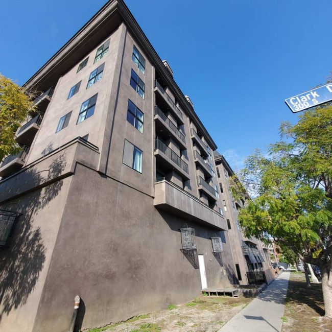 Photo - 8811 Burton Wy Unidad 216