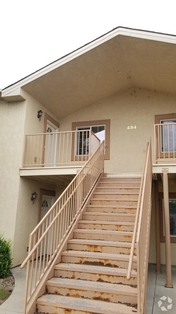 Building Photo - 3 bed 2 bath upstairs Rental