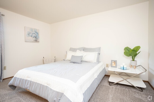 2BR, 1BA - 840 SF - The Sussex - Woodridge Apartments