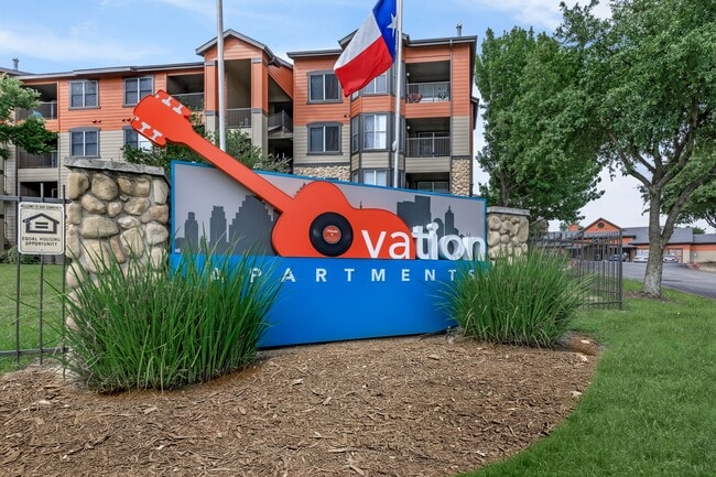 Letrero con forma de guitarra en el edificio Ovation Apartments en Austin, Texas - Ovation Apartments