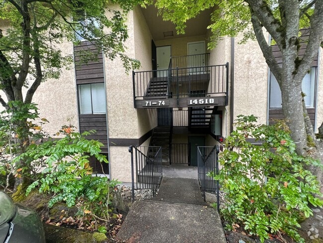 Building Photo - Renovated Top-Floor Condo in Prime Kirklan...