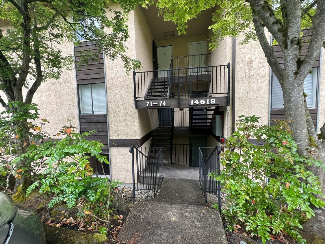 Renovated Top-Floor Condo in Prime Kirklan... - Renovated Top-Floor Condo in Prime Kirklan...