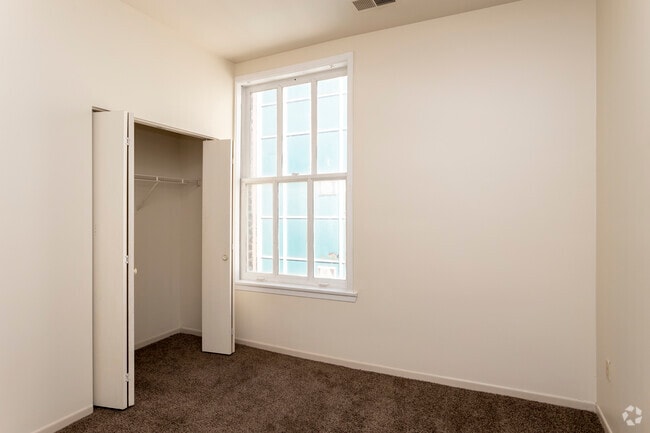 2BR, 1BA - 850SF
