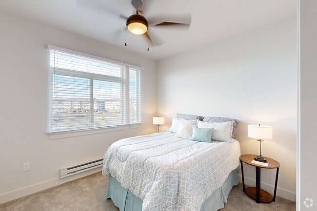 2BR, 1BA - 748SF