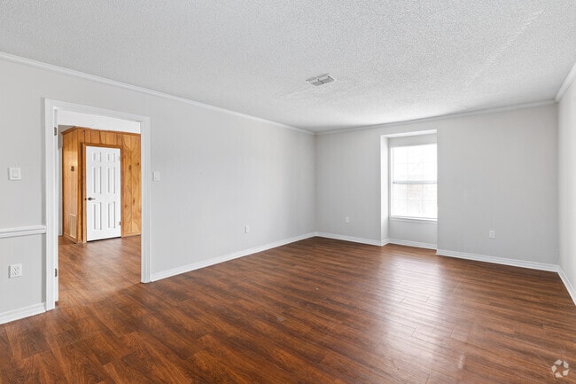 2BR, 2BA - 995SF - Living Room