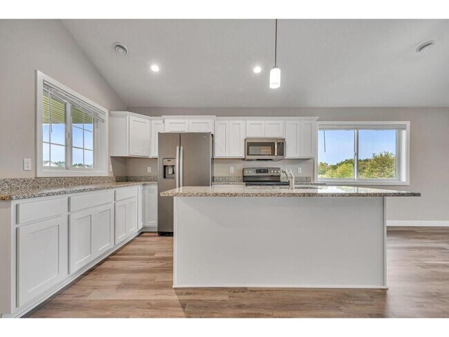 Photo - 722 Hilltop Ln