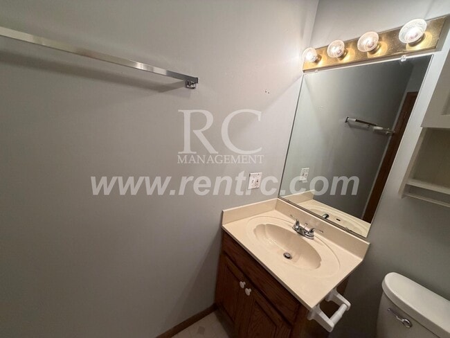 Photo - 712 Elm-W