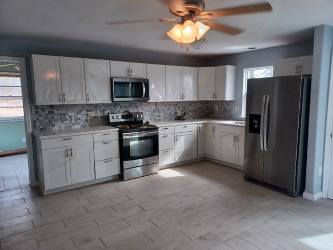 Building Photo - 70 Maple St