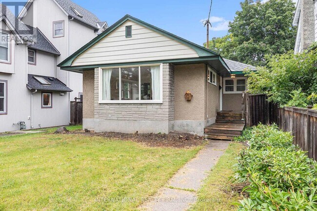 Photo - 323 Lanark Ave