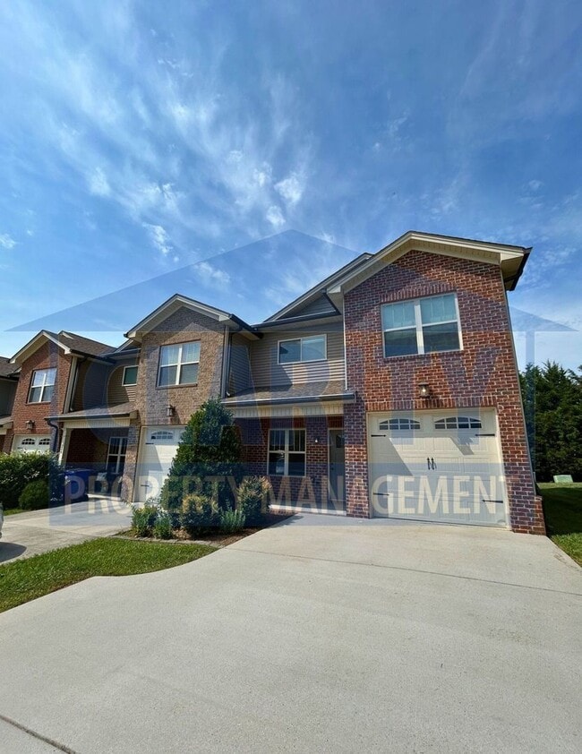 Modern, Upscale Townhouse w/ attached Garage! - Modern, Upscale Townhouse w/ attached Garage!