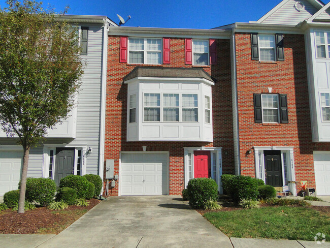 Building Photo - Spacious 3 Bedroom, 2.5 Bathroom Townhome ...