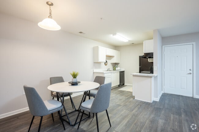 2BR, 2BA - 967SF