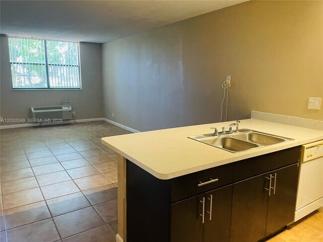 2401 Riverside Dr Unit 114-B