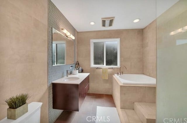 Photo - 1174 E Ocean Blvd Unidad 7