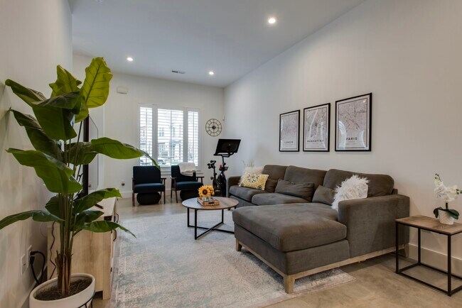 Photo - 700 James Ave