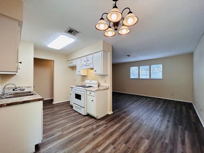 Photo - 5226 Pine Pl