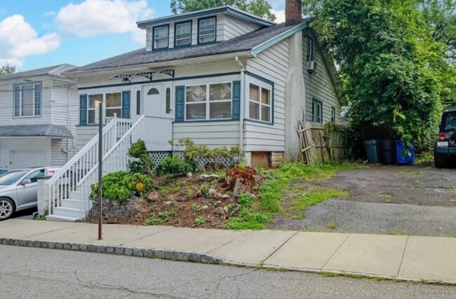 Front House - 26 Park Dr N Unit 1