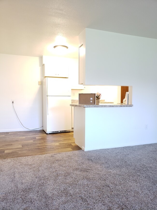 $795, 2 Bed Available July 2026 - 502 13th St SE
