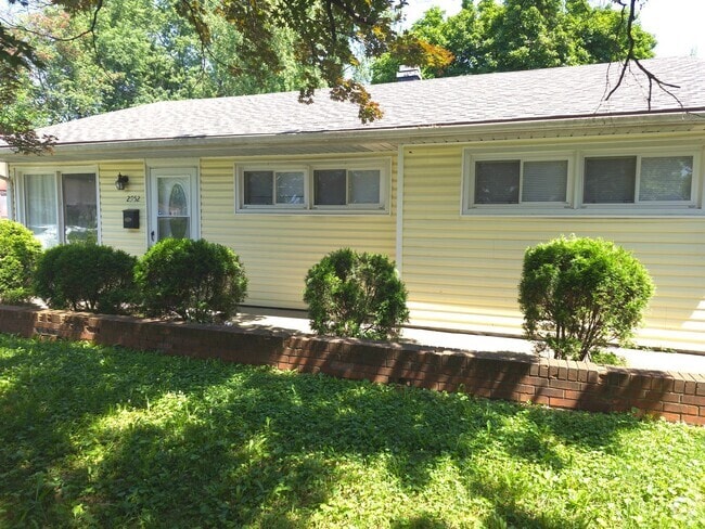 Building Photo - Churchill remodeled 3 bedroom home with ga...