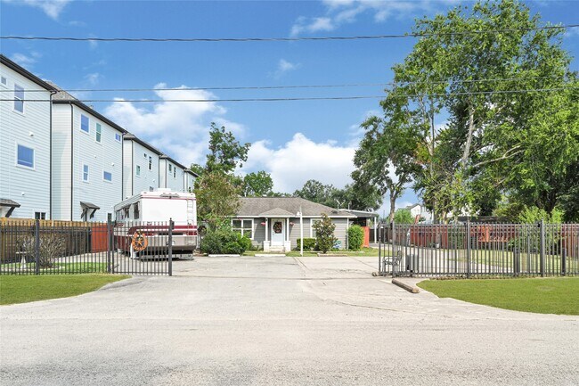 Photo - 2302 Hoskins Dr