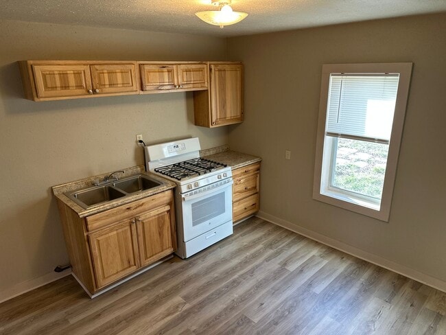 Photo - 2 Bedroom, 1 Bathroom Home with large backyard, near Downtown Springdale