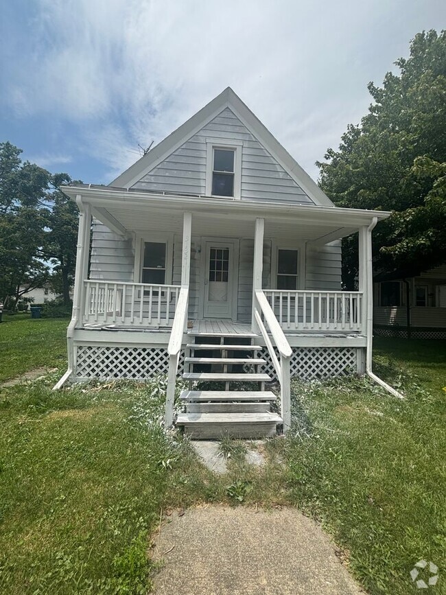 Building Photo - Section 8 welcome, 3 bedrooms 1.5 Bath. Sp... Rental